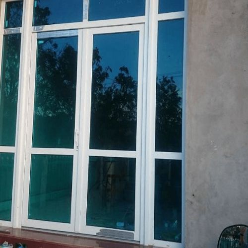 Cửa kính trong suốt và kính màu: Nên chọn loại nào? Cửa kính trong suốt và kính màu: Nên chọn loại nào?