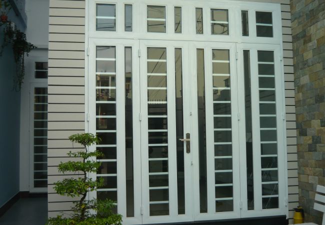 So sánh độ bền cửa sắt và cửa nhôm Xingfa