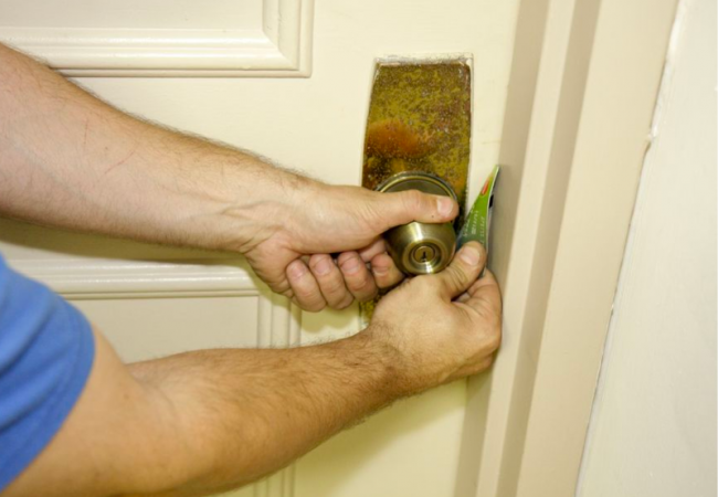 Các cách khắc phục khi cửa sắt bị kẹt